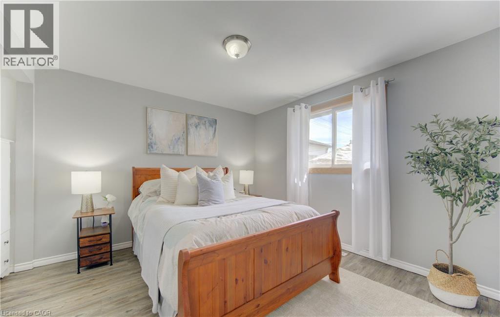 100 Johanna Drive, Cambridge, ON - Indoor Photo Showing Bedroom