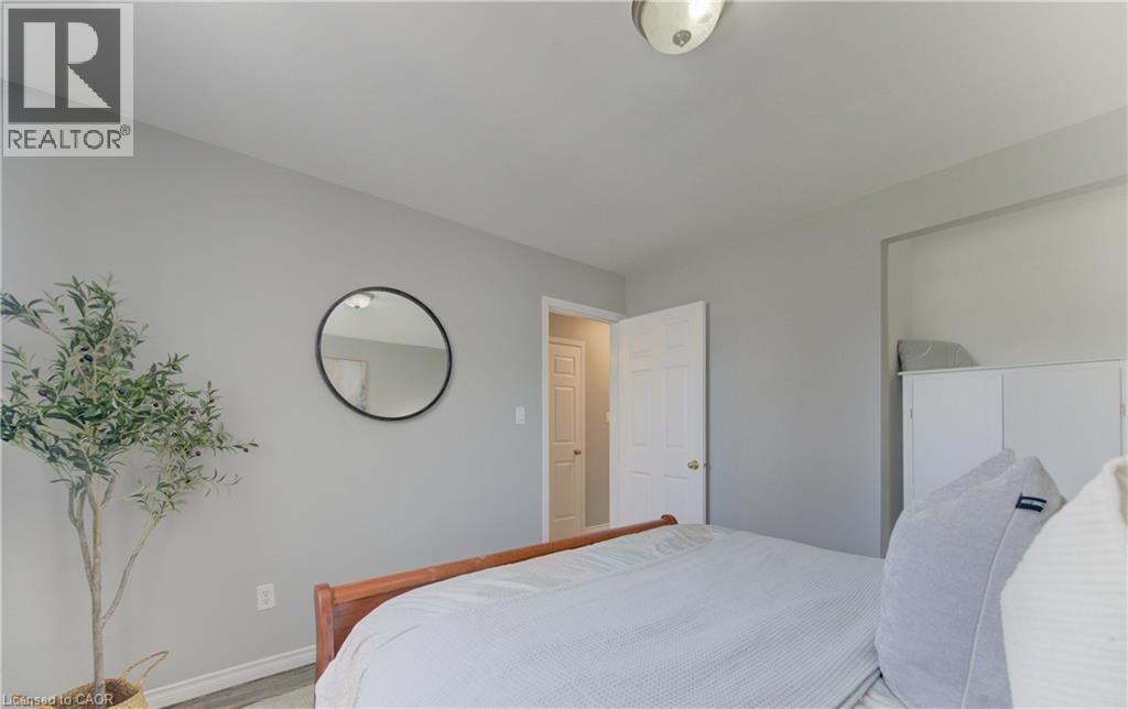 100 Johanna Drive, Cambridge, ON - Indoor Photo Showing Bedroom