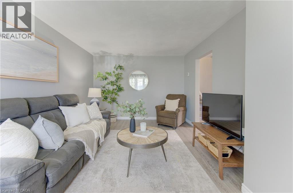 100 Johanna Drive, Cambridge, ON - Indoor Photo Showing Living Room
