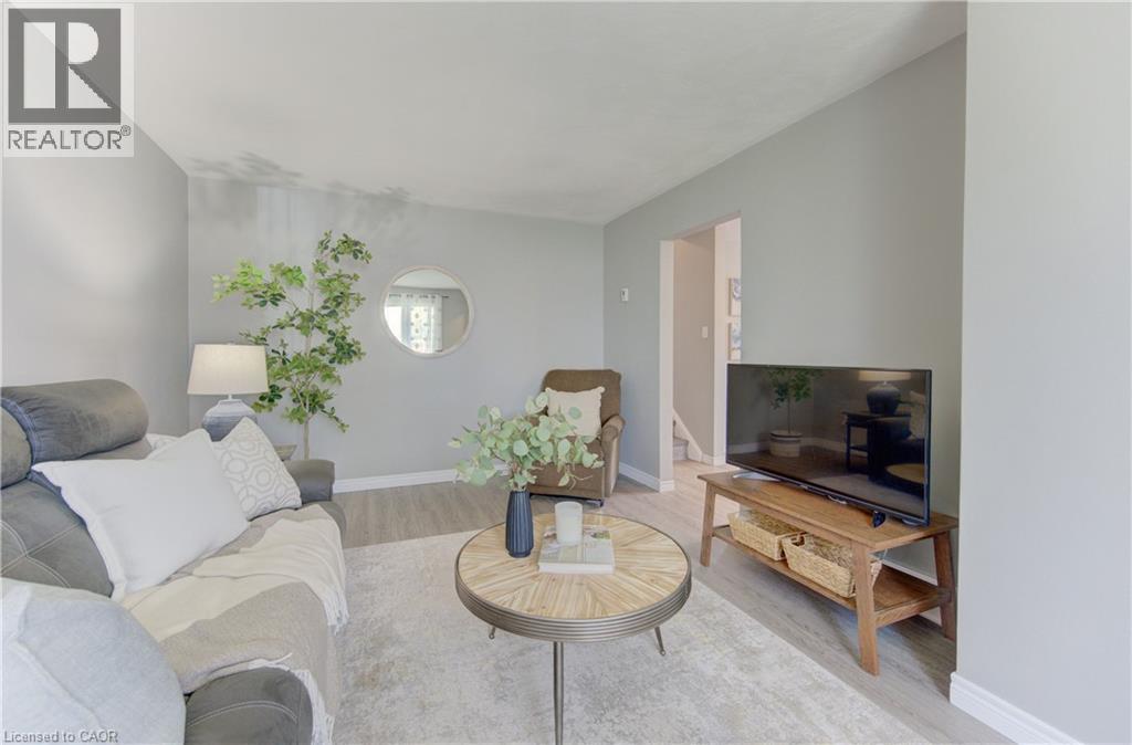 100 Johanna Drive, Cambridge, ON - Indoor Photo Showing Living Room