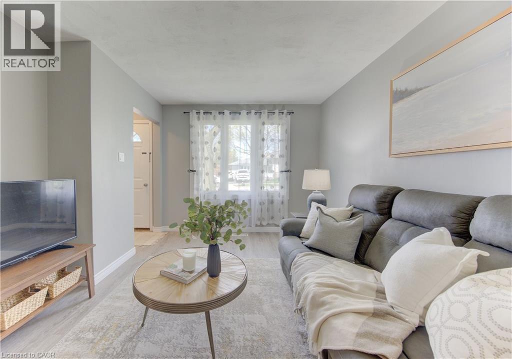 100 Johanna Drive, Cambridge, ON - Indoor Photo Showing Living Room