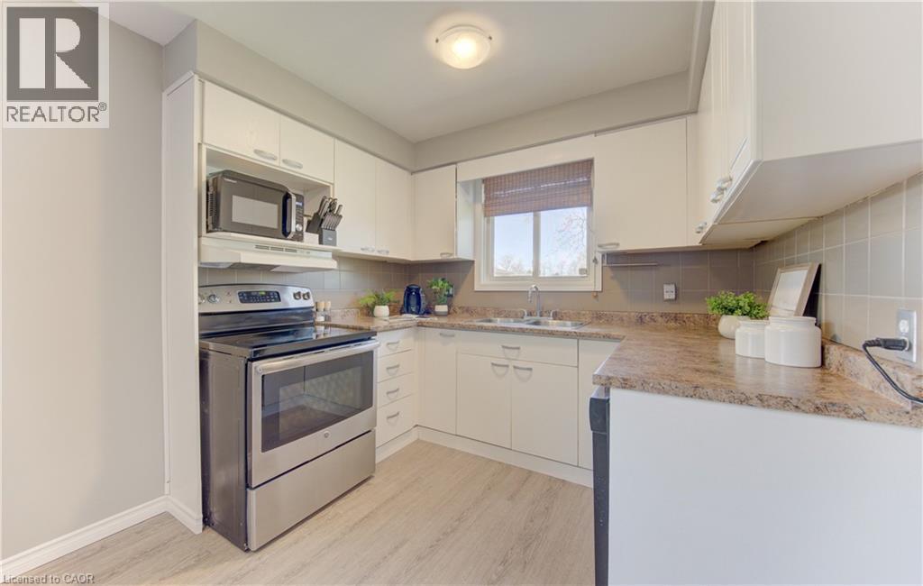 100 Johanna Drive, Cambridge, ON - Indoor Photo Showing Kitchen With Double Sink