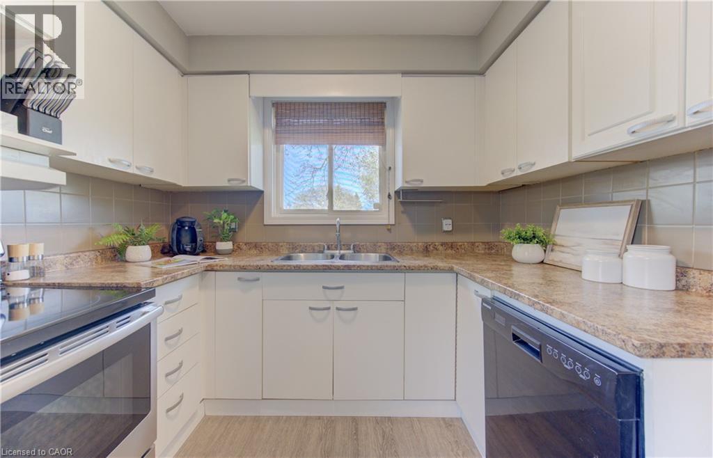100 Johanna Drive, Cambridge, ON - Indoor Photo Showing Kitchen With Double Sink