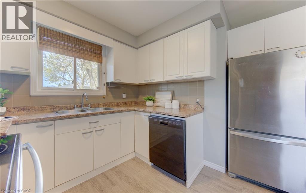 100 Johanna Drive, Cambridge, ON - Indoor Photo Showing Kitchen With Double Sink