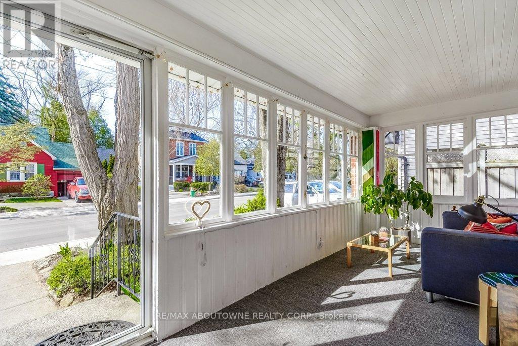 2180 Caroline Street, Burlington, ON - Indoor
