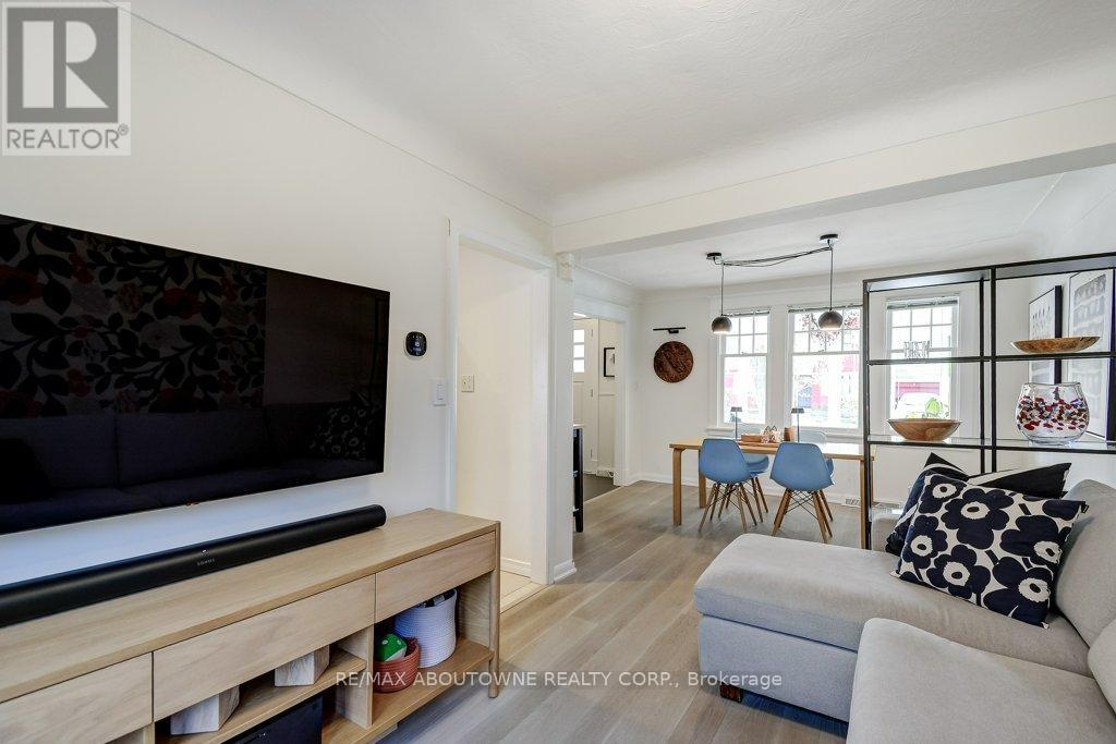 2180 Caroline Street, Burlington, ON - Indoor Photo Showing Living Room