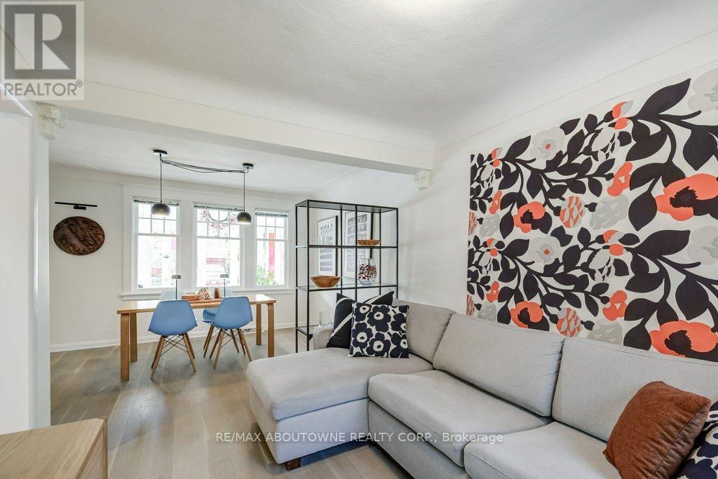 2180 Caroline Street, Burlington, ON - Indoor Photo Showing Living Room