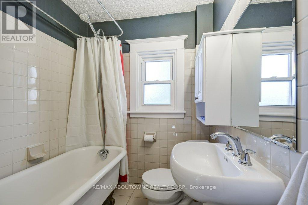 2180 Caroline Street, Burlington, ON - Indoor Photo Showing Bathroom