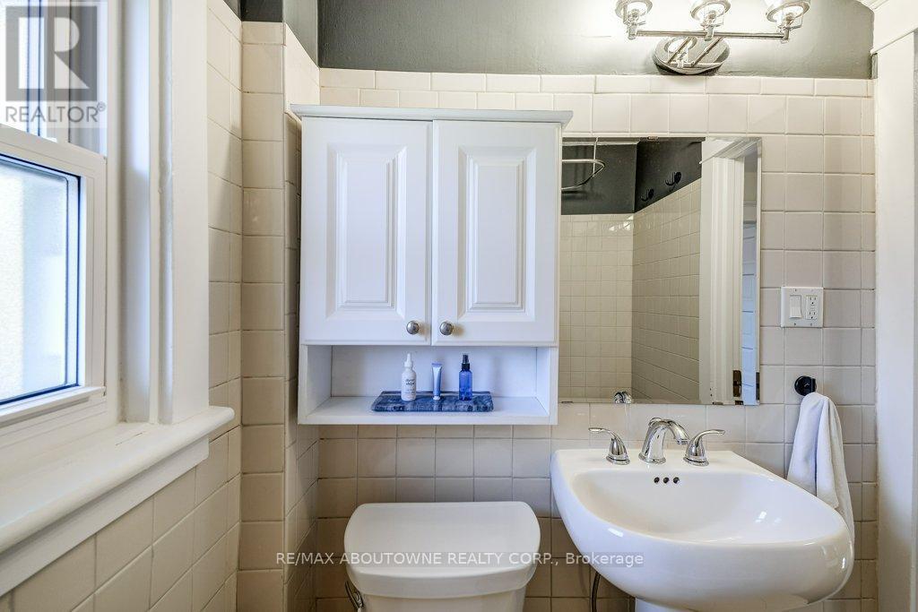 2180 Caroline Street, Burlington, ON - Indoor Photo Showing Bathroom