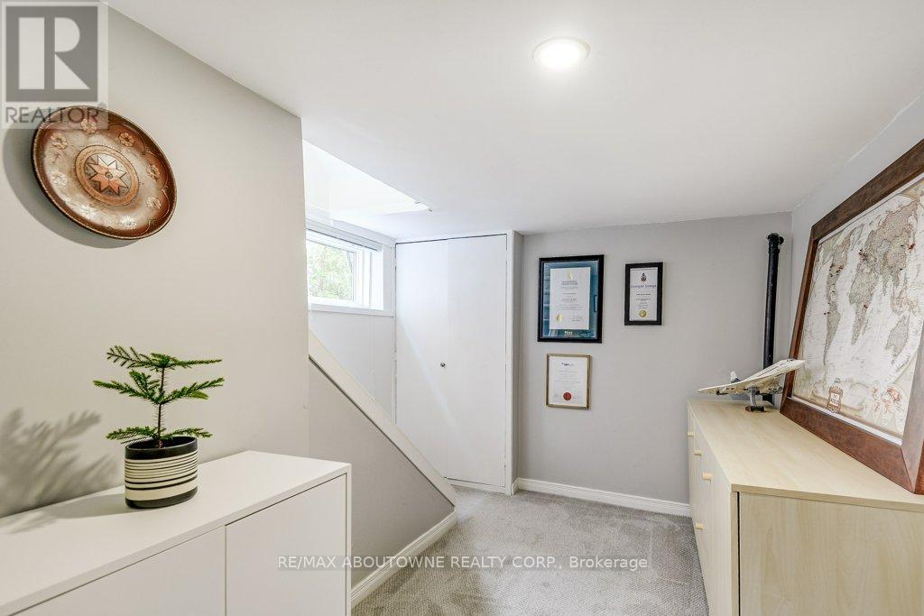 2180 Caroline Street, Burlington, ON - Indoor Photo Showing Other Room