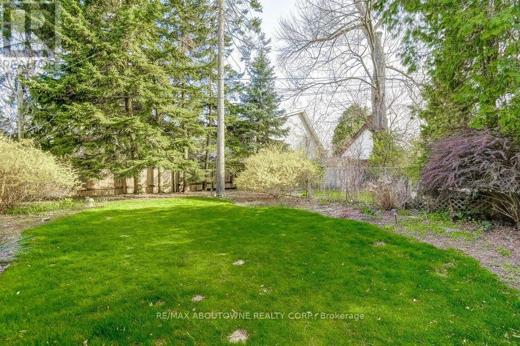 2180 Caroline Street, Burlington, ON - Outdoor