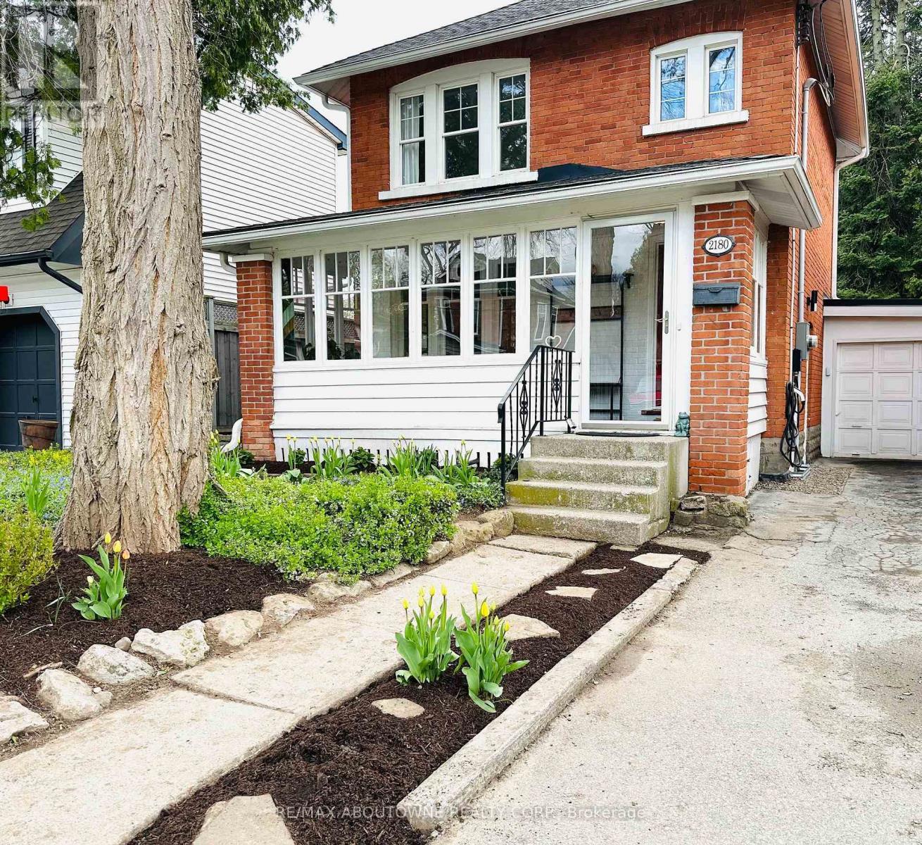 2180 Caroline Street, Burlington, ON - Outdoor
