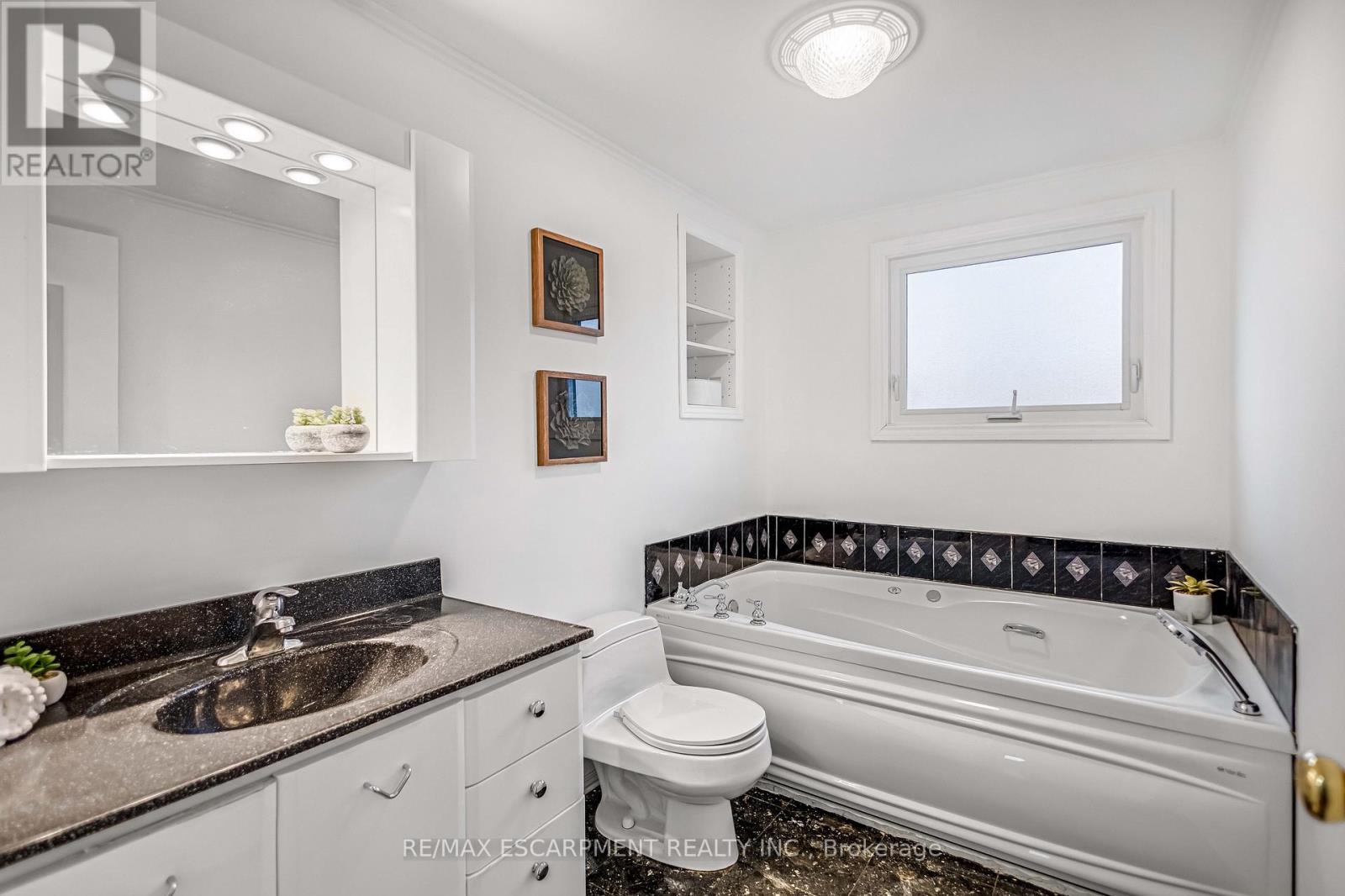 85 Ranchdale Drive, Hamilton, ON - Indoor Photo Showing Bathroom