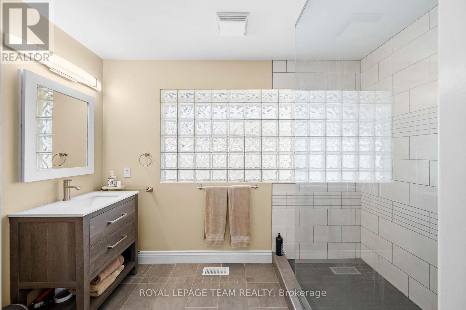 master ensuite - 1986 Fairbanks Avenue, Ottawa, ON - Indoor Photo Showing Bathroom