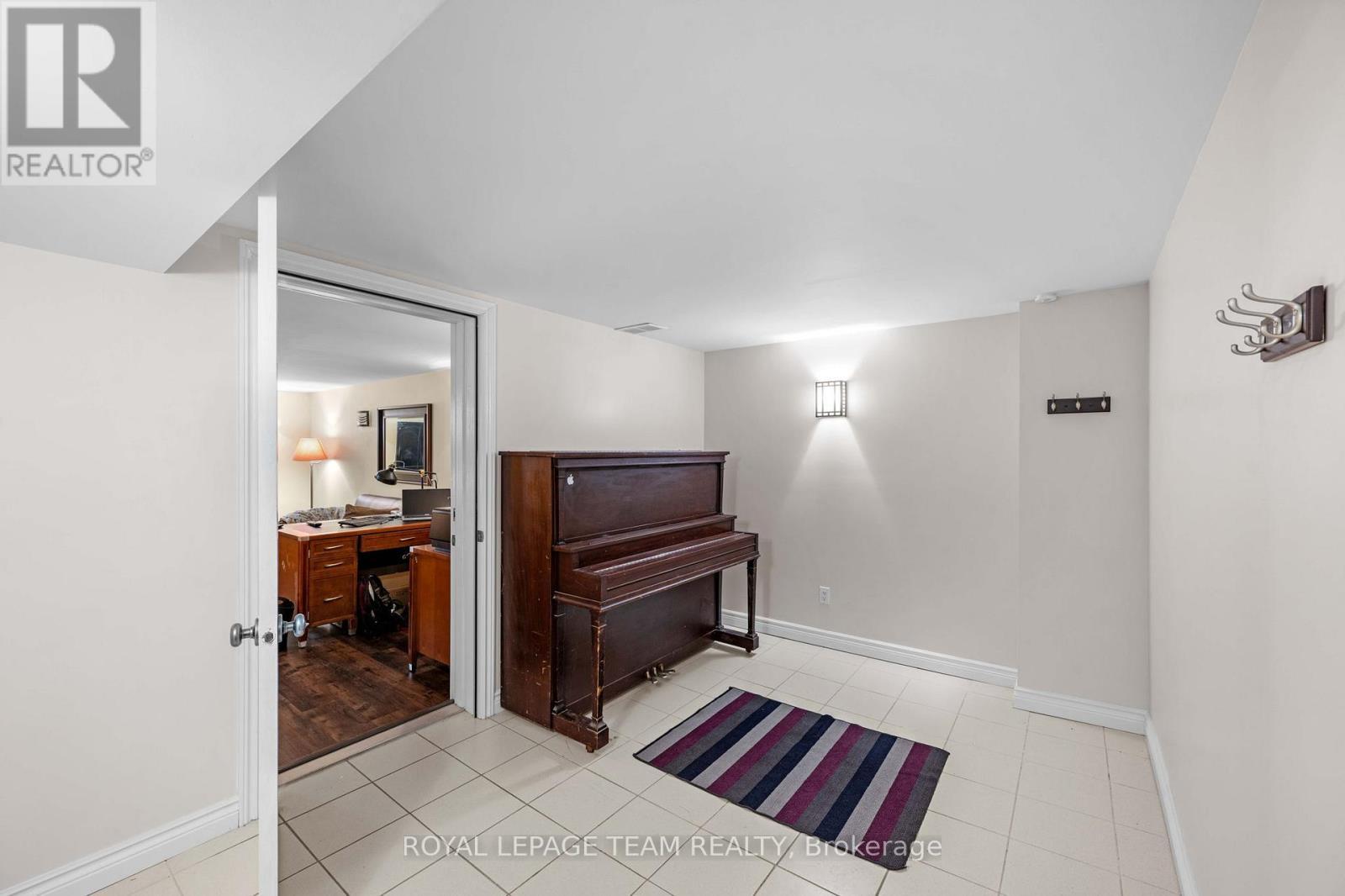 downstairs foyer area - 1986 Fairbanks Avenue, Ottawa, ON - Indoor