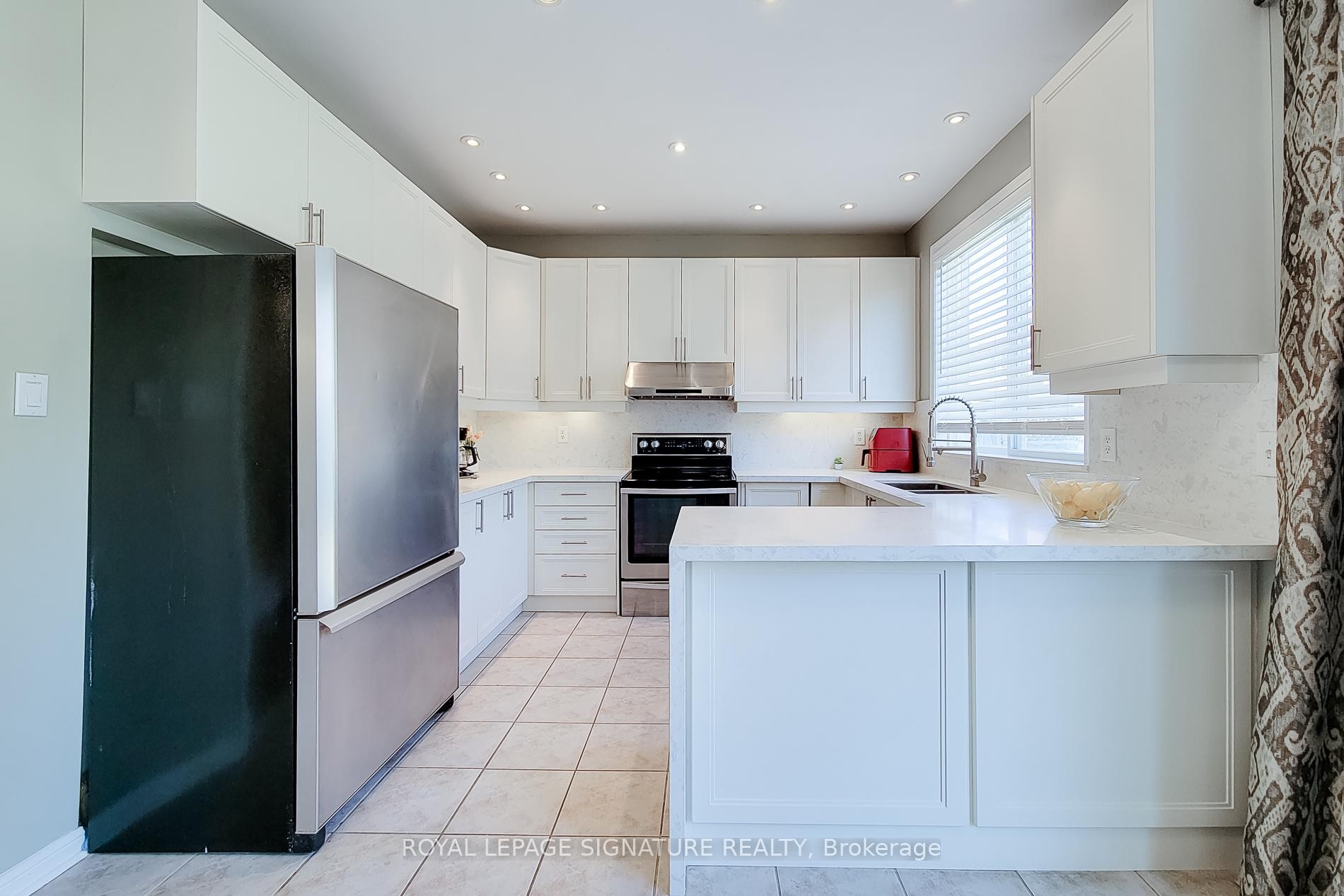 3798 Swiftdale Drive, Mississauga, ON - Indoor Photo Showing Kitchen With Upgraded Kitchen