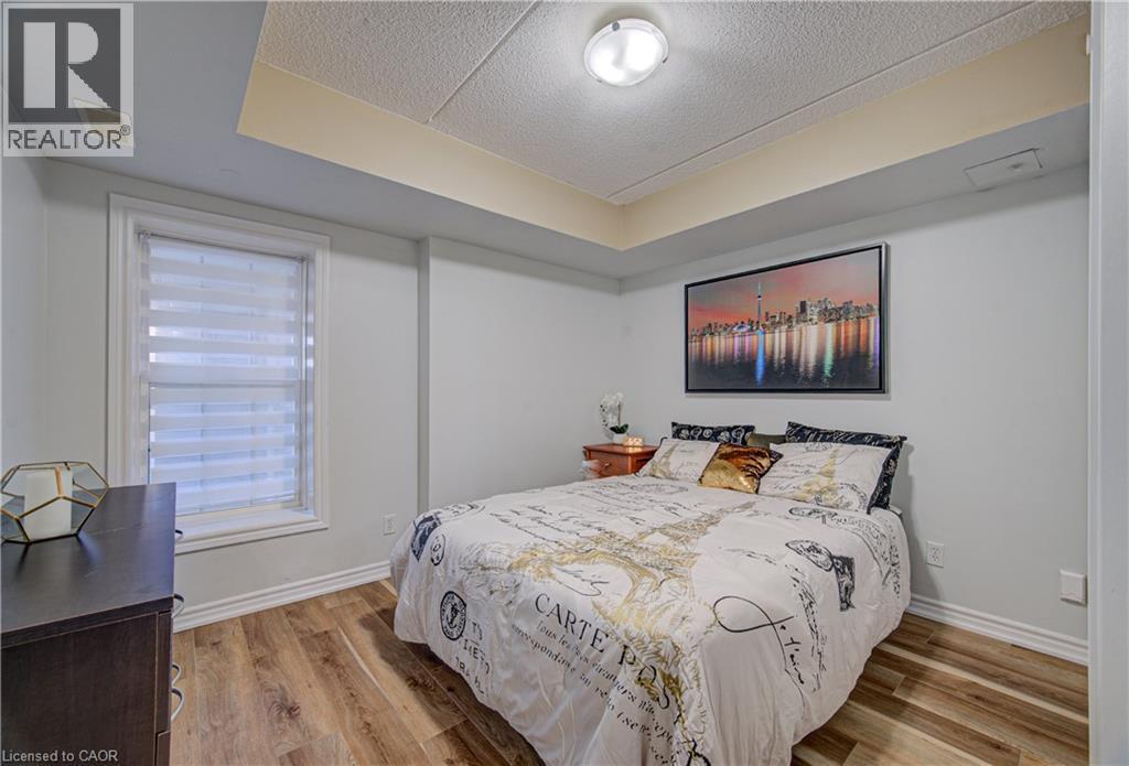 1490 Bishops Gate Unit# 106, Oakville, ON - Indoor Photo Showing Bedroom