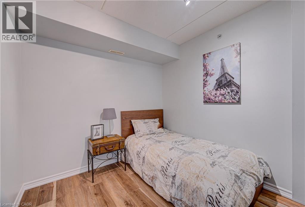 1490 Bishops Gate Unit# 106, Oakville, ON - Indoor Photo Showing Bedroom