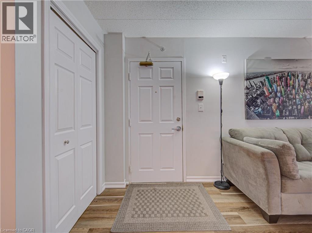 1490 Bishops Gate Unit# 106, Oakville, ON - Indoor Photo Showing Other Room