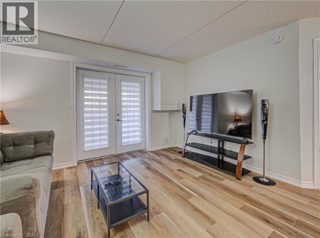 1490 Bishops Gate Unit# 106, Oakville, ON - Indoor Photo Showing Living Room