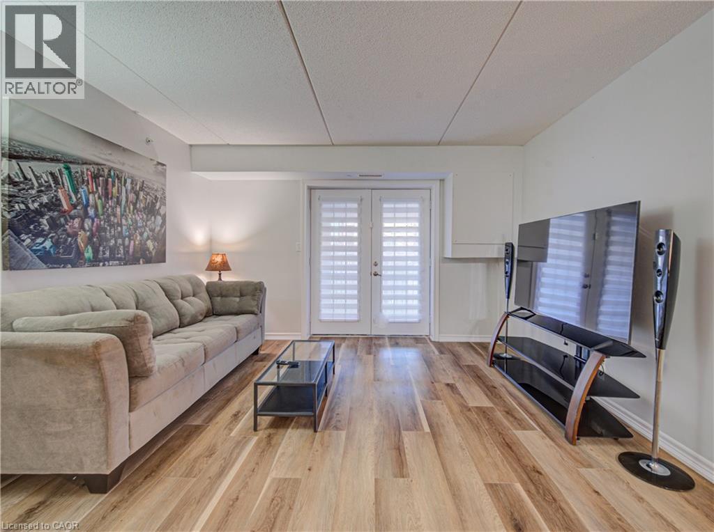 1490 Bishops Gate Unit# 106, Oakville, ON - Indoor Photo Showing Living Room