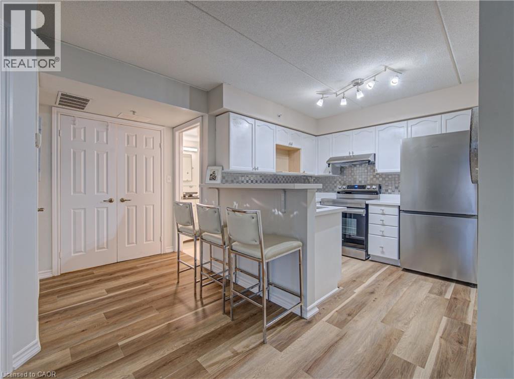 1490 Bishops Gate Unit# 106, Oakville, ON - Indoor Photo Showing Kitchen