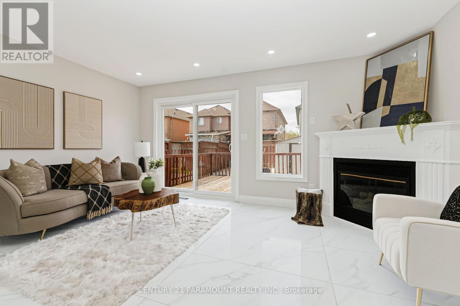 641 Macbeth Heights, Mississauga, ON - Indoor Photo Showing Living Room With Fireplace