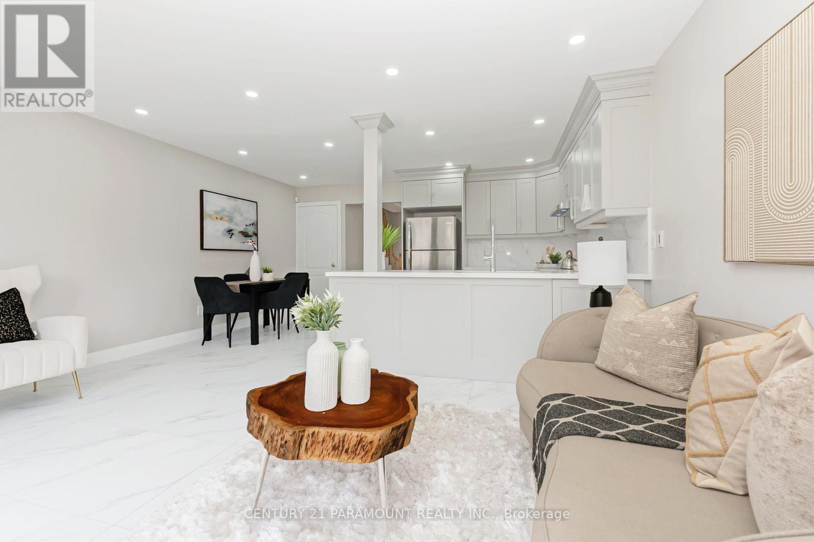 641 Macbeth Heights, Mississauga, ON - Indoor Photo Showing Living Room