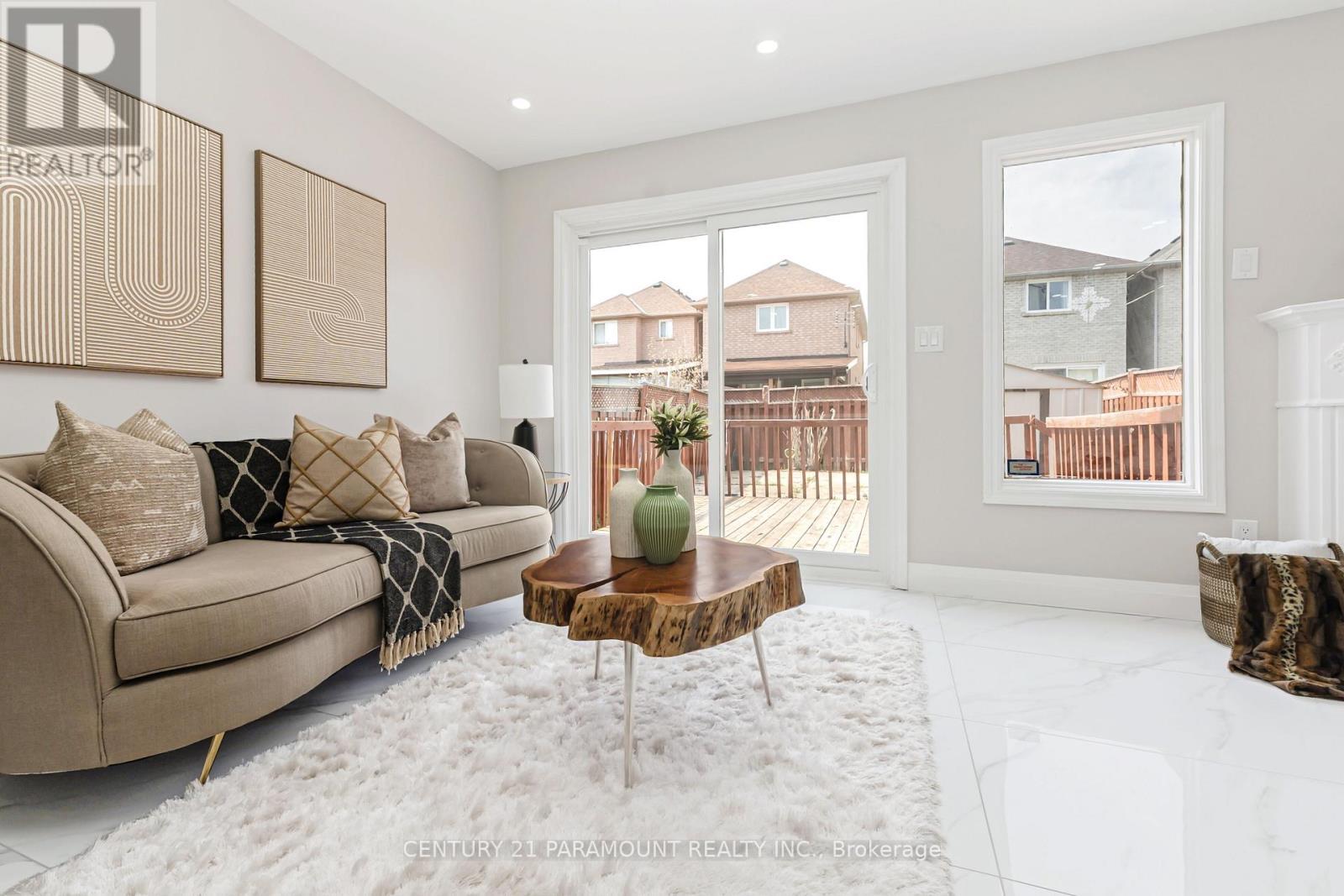 641 Macbeth Heights, Mississauga, ON - Indoor Photo Showing Living Room
