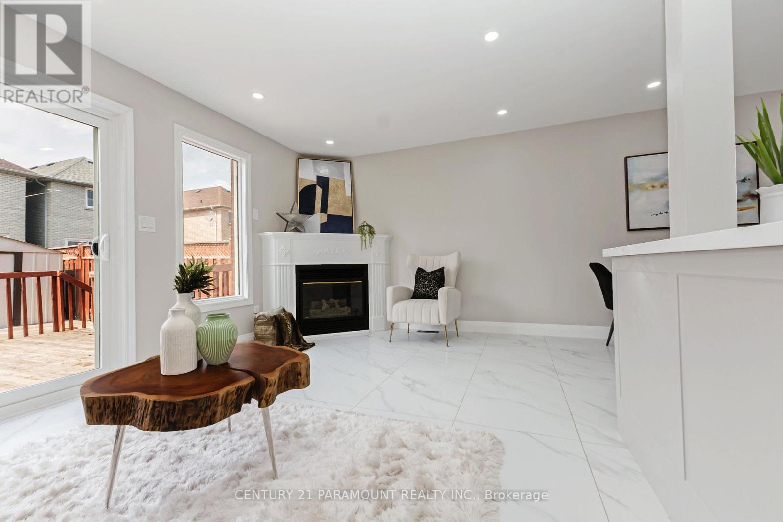 641 Macbeth Heights, Mississauga, ON - Indoor With Fireplace