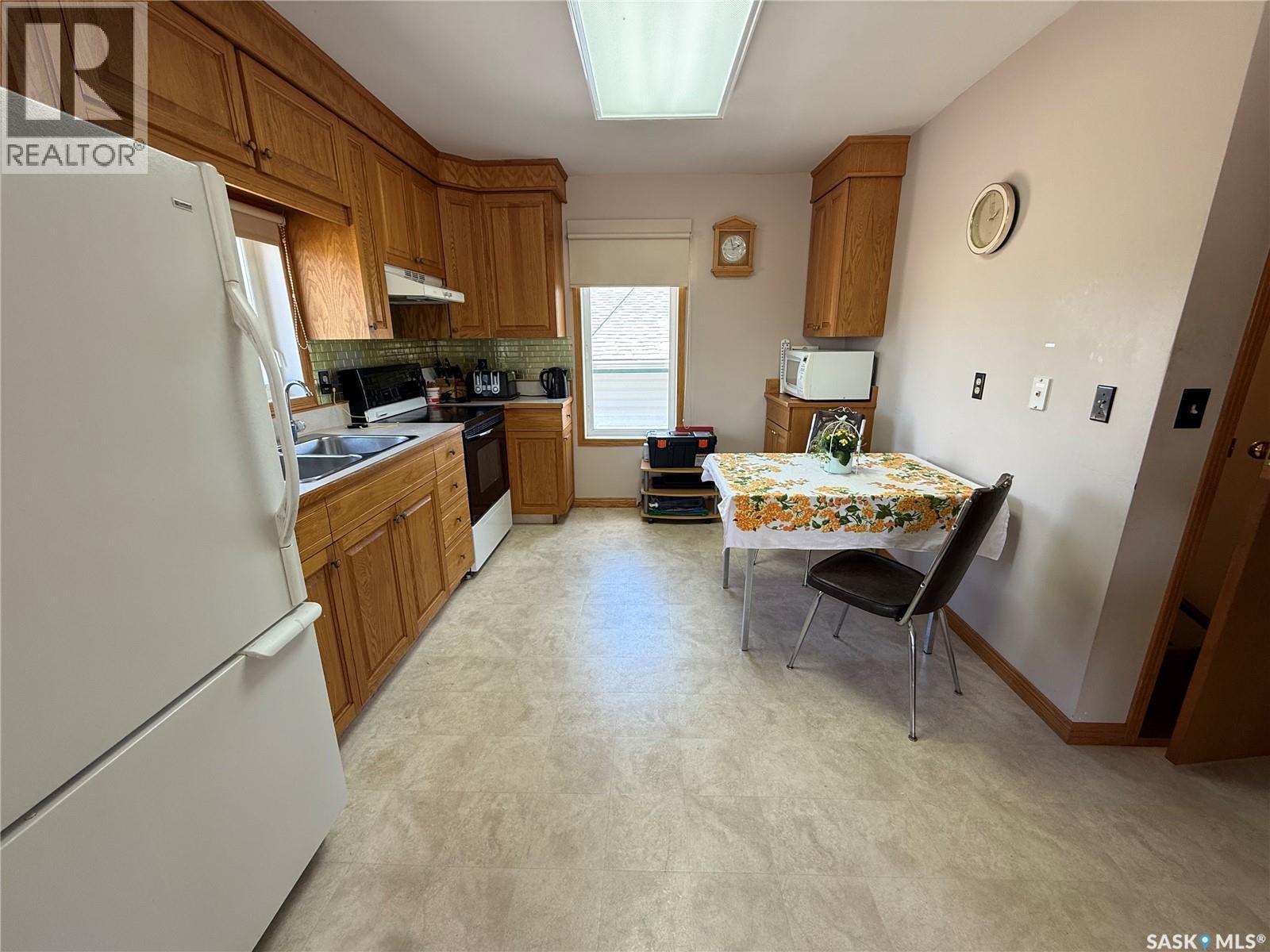 737 Third Street, Estevan, SK - Indoor Photo Showing Kitchen With Double Sink