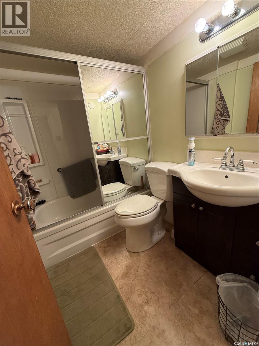 737 Third Street, Estevan, SK - Indoor Photo Showing Bathroom