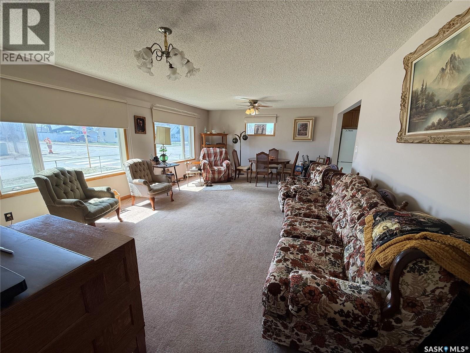 737 Third Street, Estevan, SK - Indoor Photo Showing Living Room