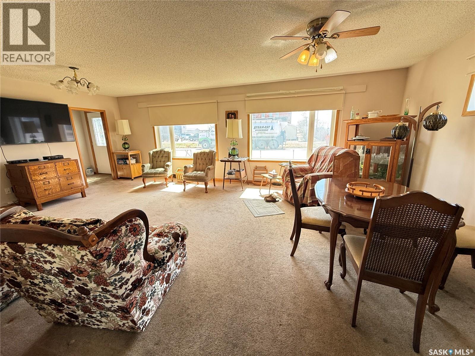 737 Third Street, Estevan, SK - Indoor Photo Showing Living Room