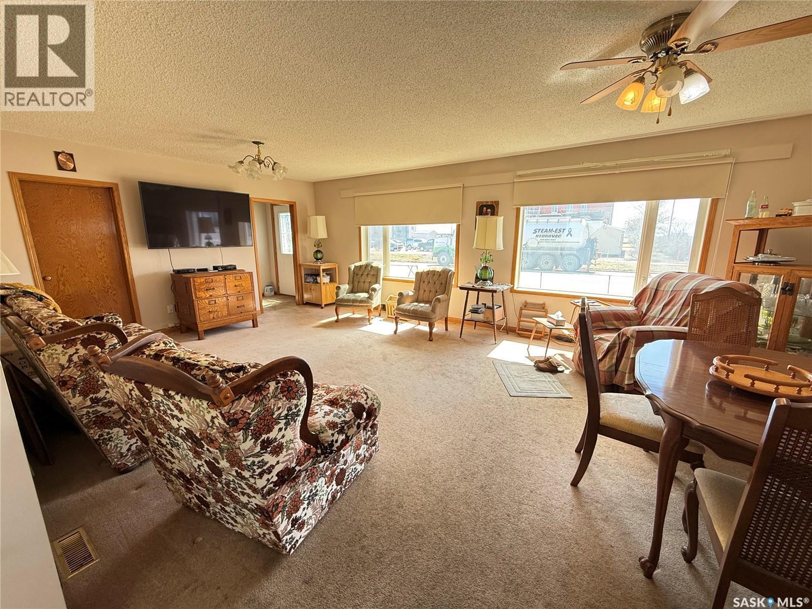 737 Third Street, Estevan, SK - Indoor Photo Showing Living Room