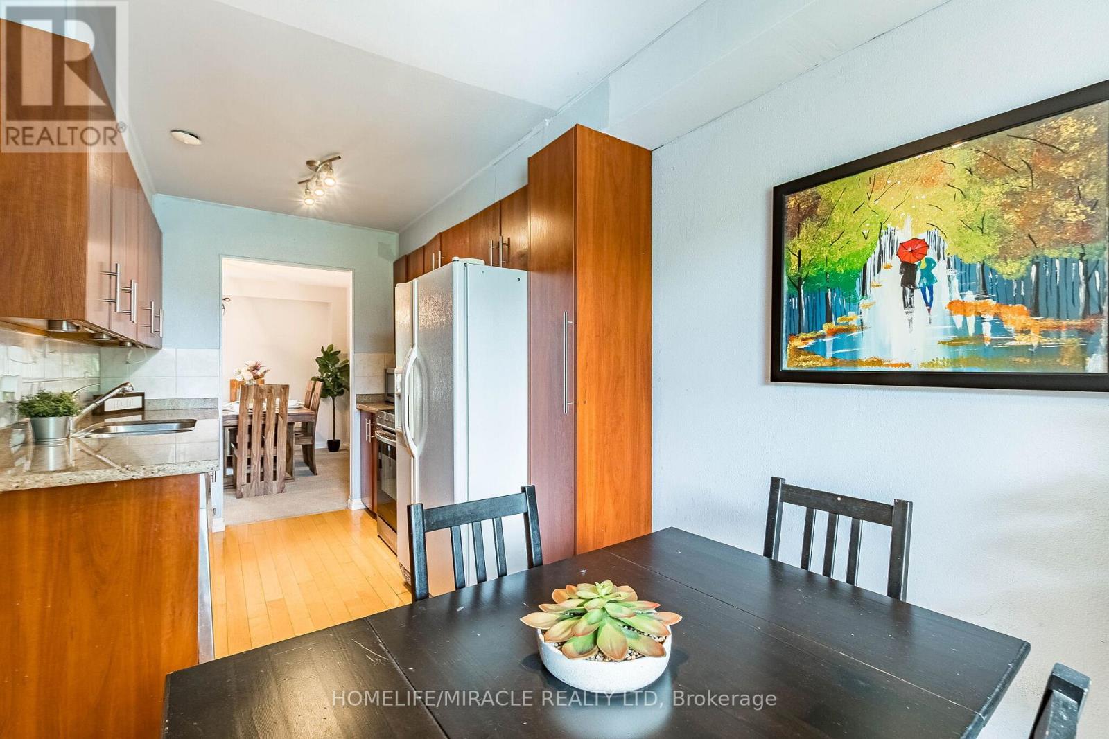 2335 Council Ring Road, Mississauga, ON - Indoor Photo Showing Kitchen With Double Sink