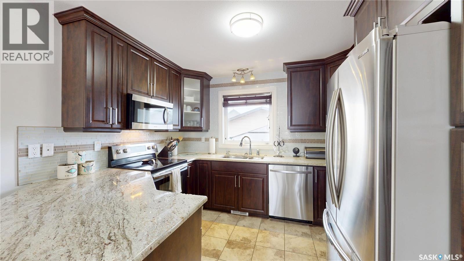 747 Rutherford Lane, Saskatoon, SK - Indoor Photo Showing Kitchen With Stainless Steel Kitchen