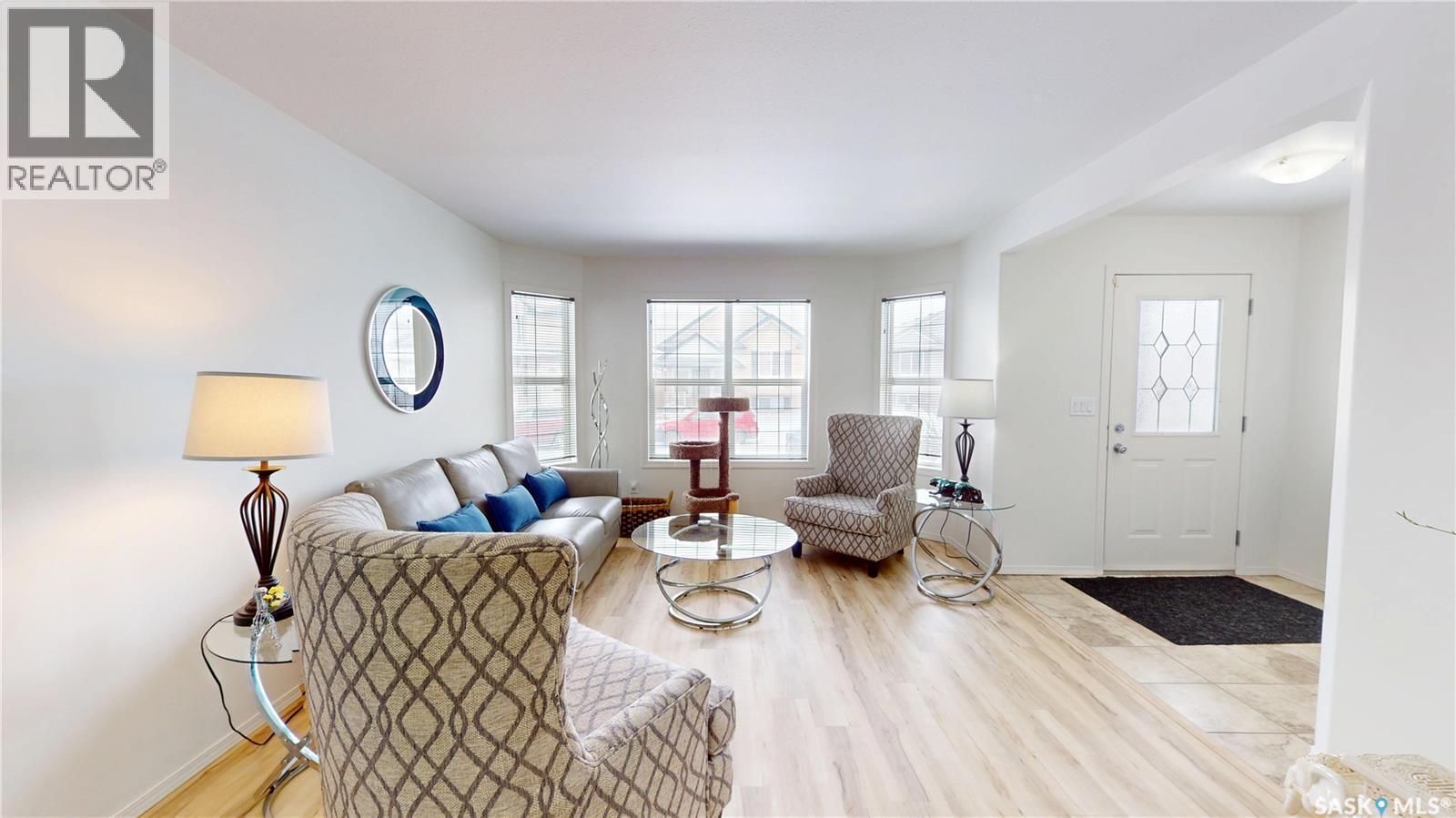 747 Rutherford Lane, Saskatoon, SK - Indoor Photo Showing Living Room