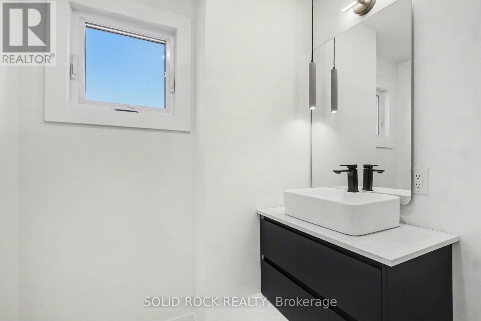 Powder Room - 826 Alpine Avenue, Ottawa, ON - Photo Showing Bathroom