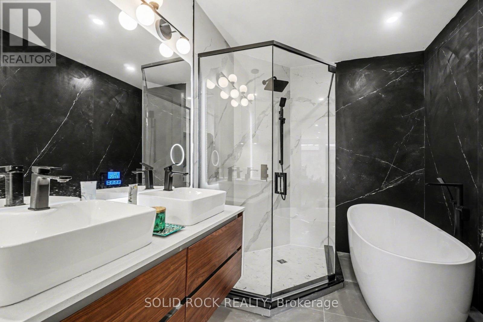 5 piece ensusite bathroom - 826 Alpine Avenue, Ottawa, ON - Indoor Photo Showing Bathroom