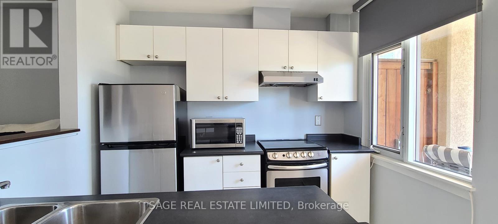 438 - 550 Front Street W, Toronto, ON - Indoor Photo Showing Kitchen With Double Sink