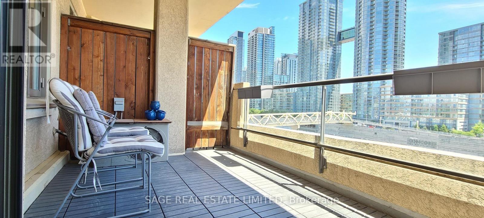 438 - 550 Front Street W, Toronto, ON - With Balcony