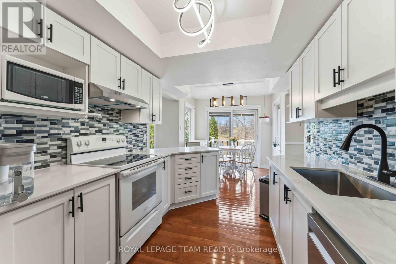 86 Sai Crescent, Ottawa, ON - Indoor Photo Showing Kitchen With Upgraded Kitchen