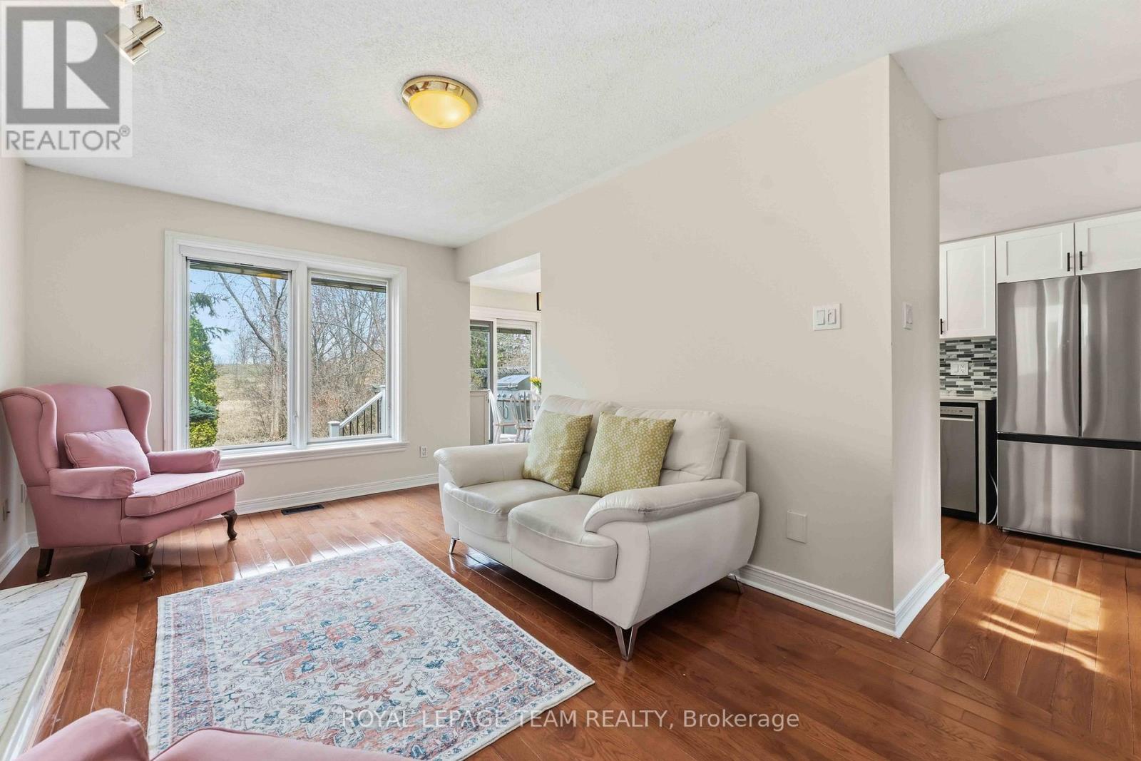 86 Sai Crescent, Ottawa, ON - Indoor Photo Showing Living Room