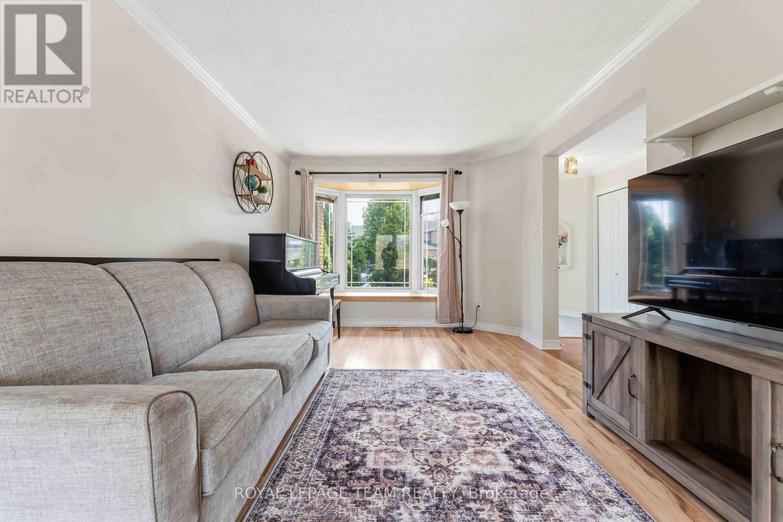 86 Sai Crescent, Ottawa, ON - Indoor Photo Showing Living Room