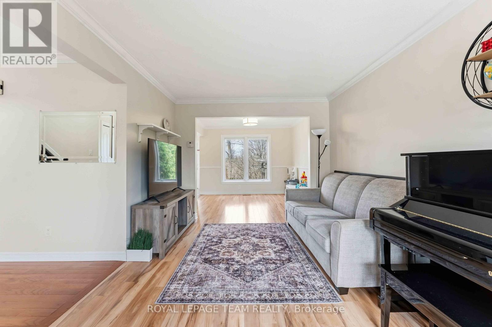 86 Sai Crescent, Ottawa, ON - Indoor Photo Showing Living Room