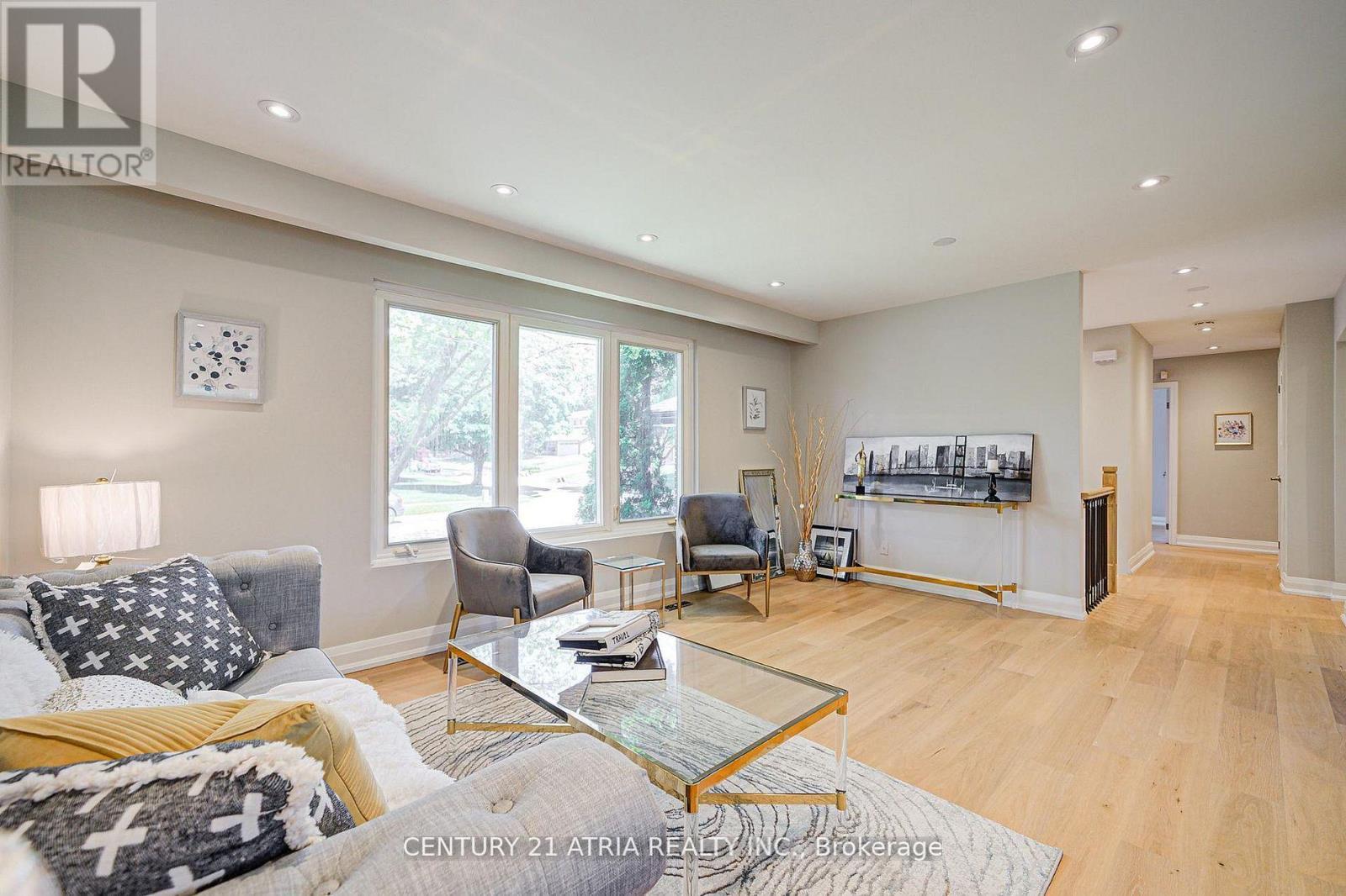 190 Romfield Circuit, Markham, ON - Indoor Photo Showing Living Room