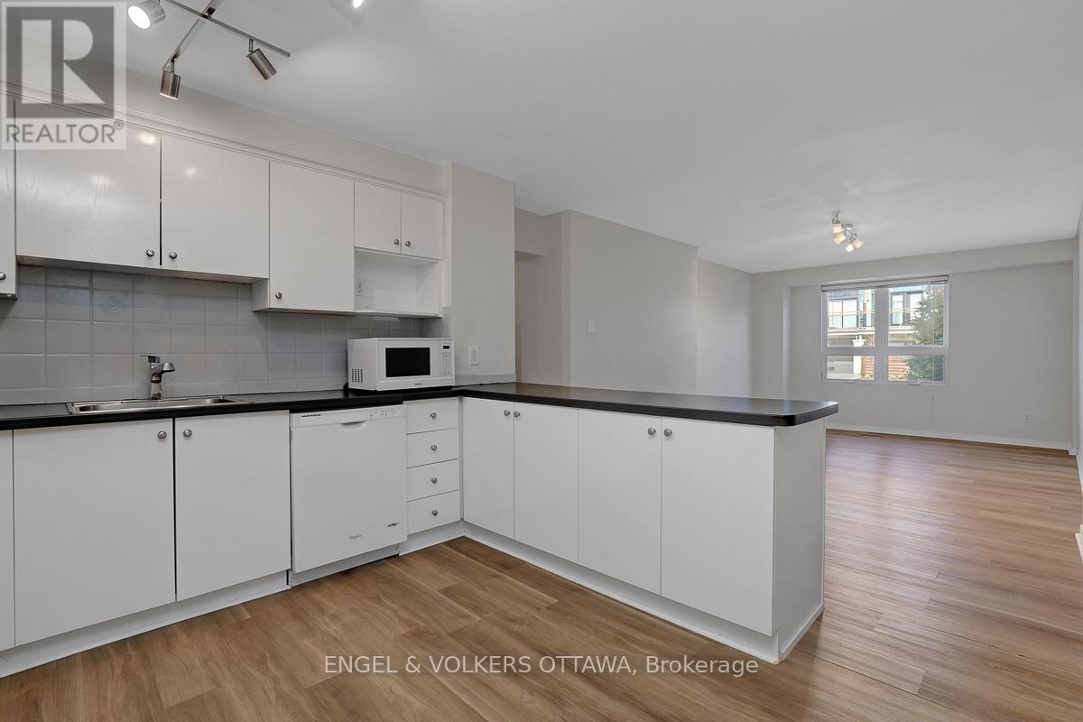 504 Hilson Avenue, Ottawa, ON - Indoor Photo Showing Kitchen