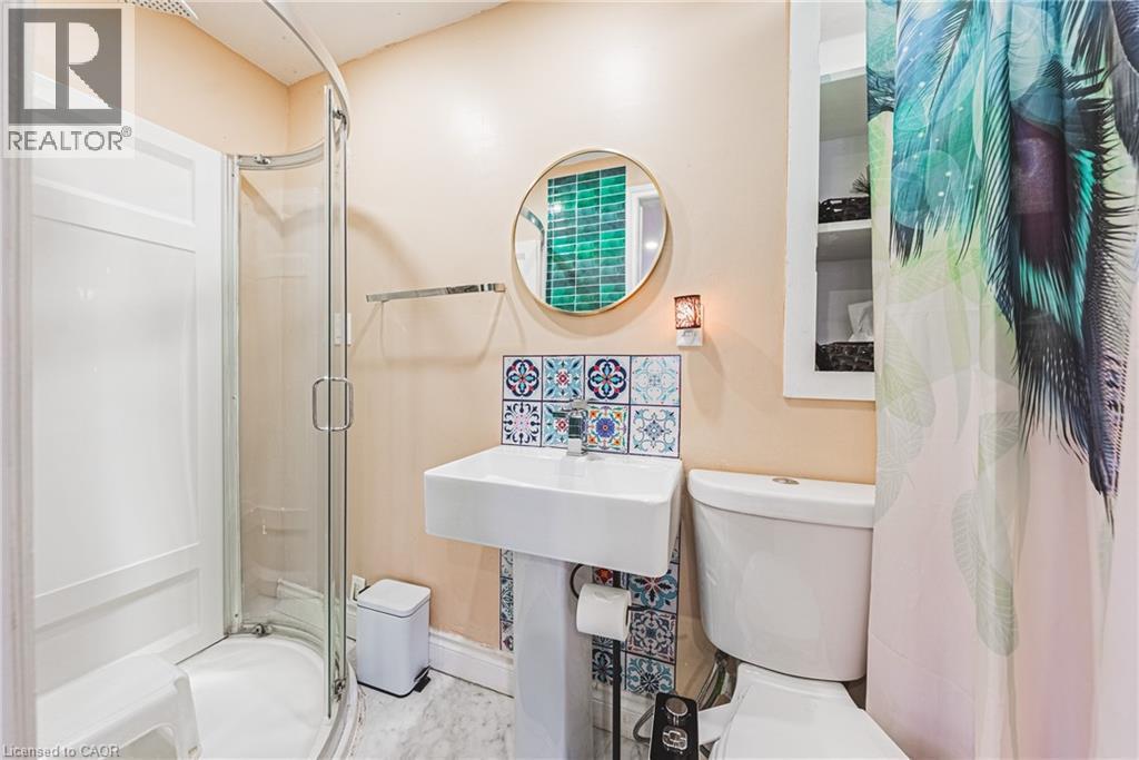 5 West 3Rd Street, Hamilton, ON - Indoor Photo Showing Bathroom