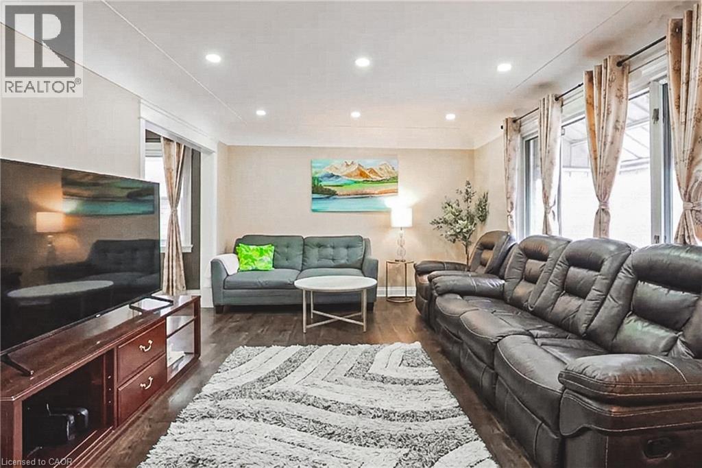 5 West 3Rd Street, Hamilton, ON - Indoor Photo Showing Living Room